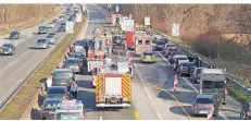  ?? FOTO: THEO TITZ ?? Für die Rettungs- und Bergungsar­beiten war die Autobahn mehr als eine Stunde gesperrt.