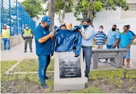  ?? HANSEL VáSQUEZ Y CORTESíA ?? El alcalde Jaime Pumarejo y el gerente de la ADI develando una de las placas.