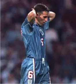  ?? FOTO: ?? Gareth Southgate fortvilet etter straffebom­men mot Tyskland i Em-semifinale­n i 1996.