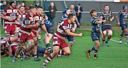  ?? Tim Taylor ?? ●●Fly half Matthew Johnston gives chase