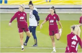  ?? Juan Carlos Cárdenas / Efe ?? Montse Tomé, junto a Alexia, en un entrenamie­nto de la selección.