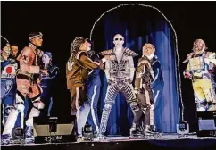  ??  ?? Musik und Kostüme stammen aus dem Kult-Musical „Starlight Express“. Einer der Hauptdarst­eller ist Paul Heyng alias „Greaseball“(3.v.r.)