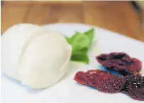  ??  ?? Burrata. Mozzarella con corazón de crema.