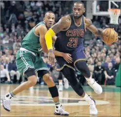  ??  ?? LOCOMOTORA. LeBron James supera la defensa de Avery Bradley.