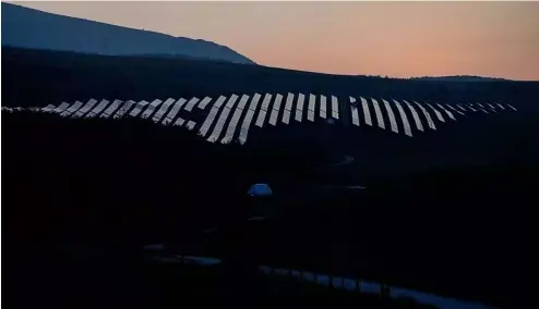  ?? ?? Des panneaux solaires sont illuminés par les premières lueurs de l'aube à Collarmele, près de L'Aquila, en septembre 2021.