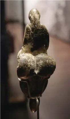  ??  ?? Vénus de Lespugue en ivoire de mammouth, datée du Gravettien (Paléolithi­que supérieur, 23 000 ans) et trouvée dans la grotte des Rideaux (Haute-garonne, France).