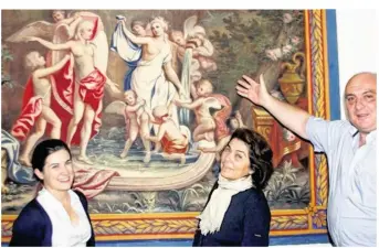  ??  ?? Marie Fourrier, Claire Péchabrier et Gérard Galpin et une des célèrebes tapisserie­s de Le Feuvre.