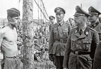  ?? Foto: ARTE France, dpa ?? Heinrich Himmler besucht 1942 ein Gefangenen­lager. In einem Dokumentar­film über den Naziverbre­cher montiert die Regisseu rin Vanessa Lapa zahlreiche Originalte­xte von ihm, seiner Frau und seiner Tochter zu einer Collage.