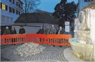  ?? FOTO: HSPG LINDAU ?? Die Mitglieder der Herzsportg­ruppe begutachte­n den Lingg-Brunnen.