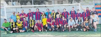  ??  ?? El equipo de la Federació de Barcelonès Est, en el partido solidario, junto con el Sant Jordi Femení, que ganó el partido