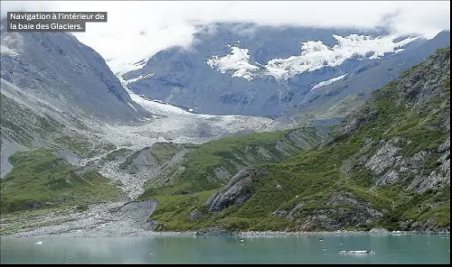  ??  ?? Navigation à l’intérieur de la baie des Glaciers.