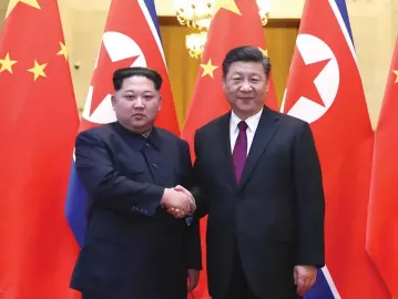  ?? (Xinhua/Ju Peng/Sipa USA/TNS) ?? CHINA’S PRESIDENT Xi Jinping (right) meets with North Korea’s Leader Kim Jong Un while on an unofficial visit to China last week.