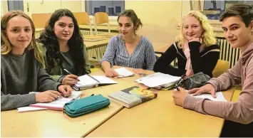  ?? Foto: Philipp Kinne ?? Die Schüler des P Seminars „Zeitungsjo­urnalismus“am Augsburger Peutinger Gymnasium betreuen ihre Abiturzeit­ung. Von links nach rechts: Alina, Fatma, Hannah, Larissa und Alexander.