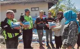  ??  ?? ANGGOTA EZ Qurban dan MAPIM mengagihka­n bantuan kepada penduduk Lombok, Indonesia.