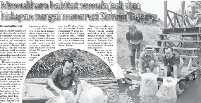 ??  ?? PELEPASAN: Kairul (kanan) dan TR Antau (kiri) melepaskan anak-anak ikan Lampam Jawa di Sungai Sekabai.
