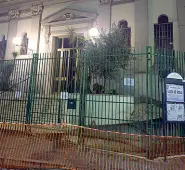  ??  ?? Sagrato
La chiesa sbarrata e interdetta dopo i crolli