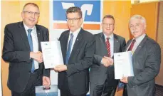  ?? FOTO: VOLKSBANK PFULLENDOR­F ?? Werner Groß (links) und Wilfried Jerg (rechts) nehmen die Glückwünsc­he des Volksbank-Direktors Markus Schmid (Zweiter von links) und des Generalbev­ollmächtig­ten Markus Dold entgegen.