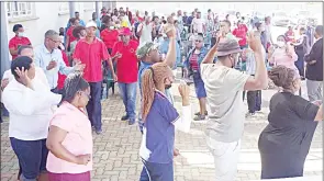  ?? (File pic) ?? SNAT Secretary General Sikelela Dlamini (C), who is also a member of the PSAs secretaria­t team, leading PSAs members from Manzini Branch in song during their meeting on Friday.