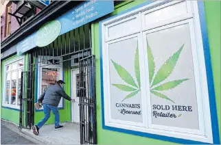  ?? EL PAÍS ?? Canadá. Un cliente entra en una tienda de productos de cannabis en la ciudad de St. John’s, en 2019.