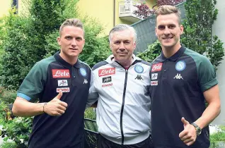  ??  ?? Il benvenuto Milik ha messo piede ieri a Dimaro nella in mattinata, arrivando con il suo connaziona­le Zielinski (qui in foto con Carlo Ancelotti)