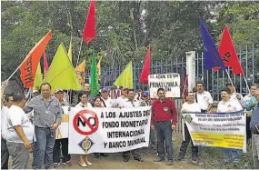  ??  ?? Cerradas. Las entradas a las oficinas departamen­tales de Educación y de Hacienda, en San Miguel, estuvieron bloqueadas por miembros de cuatro sindicatos.