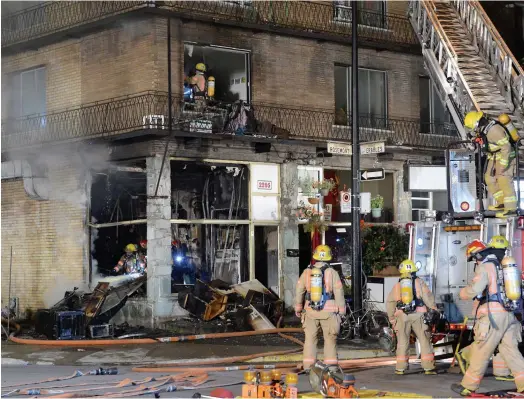  ?? PHOTO AGENCE QMI, PASCAL GIRARD ?? Les pompiers de Montréal ont combattu le violent brasier pendant trois heures avant de finalement le maîtriser.