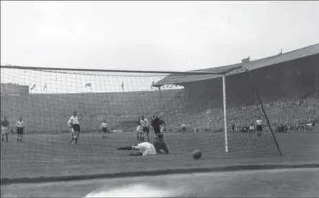  ?? FOTO: GETTY IMAGES ?? Siden 1948 har Tipsbladet fulgt og skrevet om engelsk fodbold. Her scorer Eddie Shimwell for Blackpool i FA Cupfinalen på Wembley det år. Det var dog ikke nok; Manchester United vandt finalen med 4-2.