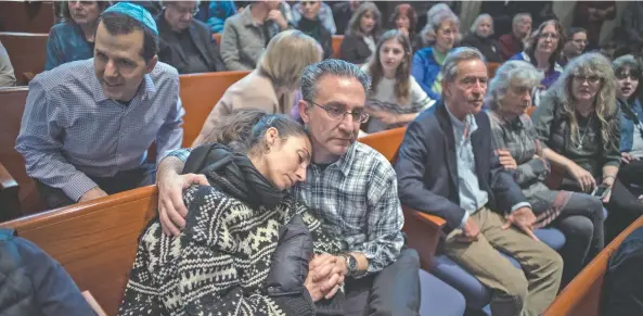  ??  ?? Vecinos de la comunidad de Pittsburgh acudieron ayer a un memorial en honor a las 11 personas que fueron asesinadas el sábado en una sinagoga.