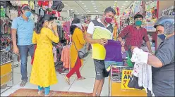  ?? SATISH BATE/HT PHOTO ?? Shops reopened at Dadar market on Friday as part of state’s ‘Mission Begin Again’.