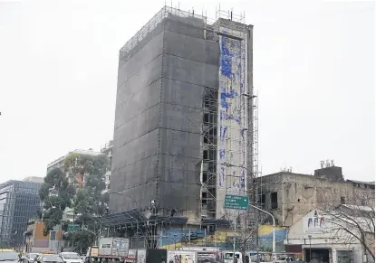  ??  ?? El edificio está protegido para que la demolición no afecte a la zona circundant­e