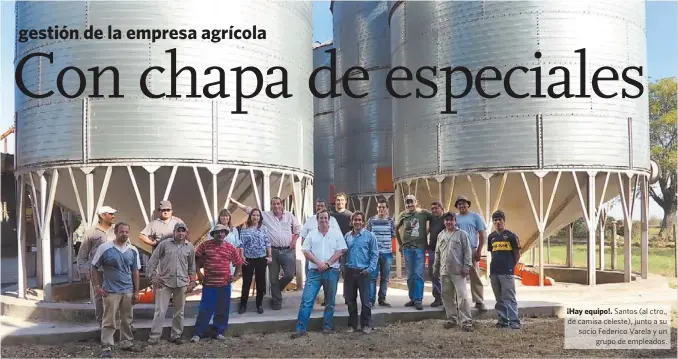  ??  ?? ¡Hay equipo!. Santos (al ctro., de camisa celeste), junto a su socio Federico Varela y un
grupo de empleados.