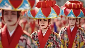  ??  ?? Okinawans dressed in traditiona­l Ryukyu kimono.