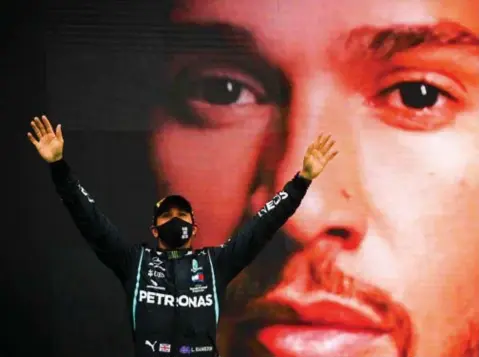  ?? FOTO MERCEDES F1 TEAM ?? Er blijft voor Hamilton nog één belangrijk Schumacher-record over: dat van het aantal wereldtite­ls.