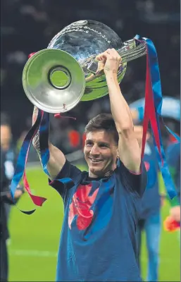  ?? FOTO: PERE PUNTÍ ?? Messi alza la ‘orejona’ El ‘10’ del Barça ha ganado hasta ahora cuatro