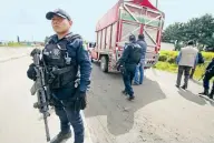  ??  ?? La marihuana se encontraba dentro de una camioneta de carga por agentes de la PF sobre la carretera La Chicharron­a-Cuencamé.