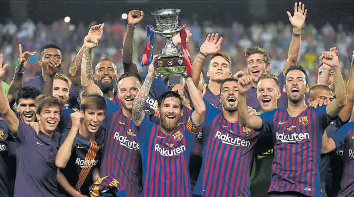  ?? REUTERS ?? Campeones. Messi, en su primer partido como capitán levanta la Supercopa española en Tanger. El Barça arrancó 2018 con un título, 32 para Leo y se viene la Gamper con Boca.