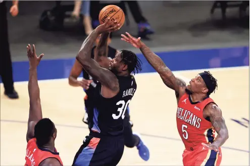  ?? Adam Hunger / Associated Press ?? The Knicks’ Julius Randle (30) shoots in front of Pelicans guard Eric Bledsoe during the second half on Sunday.