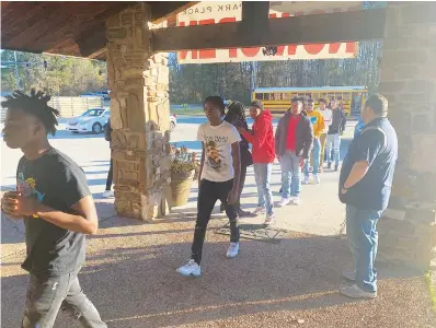  ?? Staff photo by Andrew Bell ?? ■ Members of the Liberty-Eylau High boys basketball team arrive Tuesday at the Dapper at Park Place restaurant for an appreciati­on dinner.