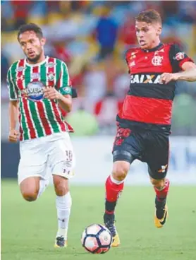  ??  ?? Cuéllar passa por Gustavo Scarpa e leva o Flamengo ao ataque