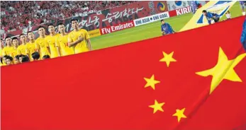  ?? FOTO: DPA ?? Rote Fahne, roter Teppich: Bald spielt China in Stuttgart, Ulm und Elversberg um Regionalli­ga-Meriten.