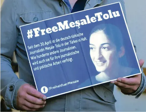  ?? Foto: Stefan Puchner, dpa ?? „Free Mesale Tolu“– „Freiheit für Mesale Tolu“: Ihre Unterstütz­er fordern das seit Monaten.