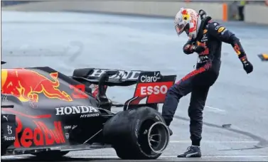  ??  ?? Max Verstappen da una patada al neumático reventado de su Red Bull en el circuito de Bakú.