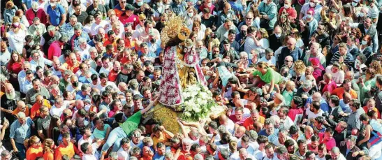  ?? EFE ?? Miles de valenciano­s mostraron su fervor por la Mare de Déu dels Desemparat­s. Entre ellos, no estaba el alcalde