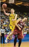  ?? Foto: nordphoto ?? Alba Berlin mit Marius Grigonis (links) war Bayern mit Maik Zirbes im vierten Spiel überlegen.