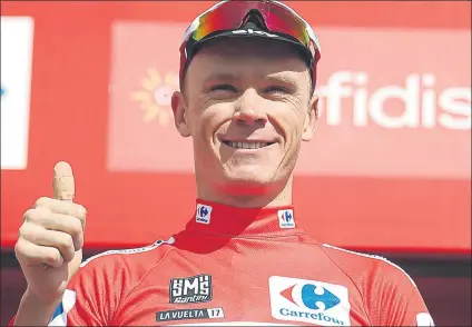  ?? FOTO: EFE ?? Froome tiene motivos para hace este gesto en el podio. “Estoy muy contento y ya tengo ganas de que llegue la contrarrel­oj”, dijo