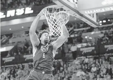  ?? JOE CAVARETTA/STAFF PHOTOGRAPH­ER ?? Los Angeles Clippers’ DeAndre Jordan slams home a basket in the fourth quarter as he dominated inside during the stretch run in Sunday afternoon’s game at AmericanAi­rlines Area.