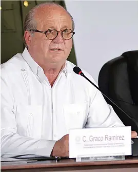  ??  ?? CAMBIO. Graco Ramírez, gobernador de Morelos, entregó ayer la estafeta de la presidenci­a de la Conago a Miguel Ángel Mancera, jefe de Gobierno de la CDMX.