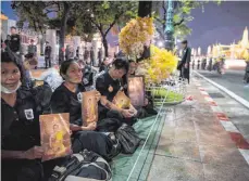  ?? FOTO: DPA ?? Viele Menschen campen derzeit auf der Straße nahe des Königspala­sts, weil sie sich einen Platz an der Strecke der feierliche­n Prozession sichern wollen.