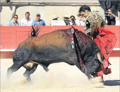  ?? PASCAL GUYOT/AFP ?? José Tomás con el sexto toro de la mañana, de Victoriano del Río