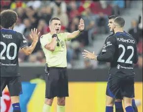  ?? Foto: GETTY ?? Michael oliver espera a que le indiquen desde el VAR si es penalti la mano del Bayer